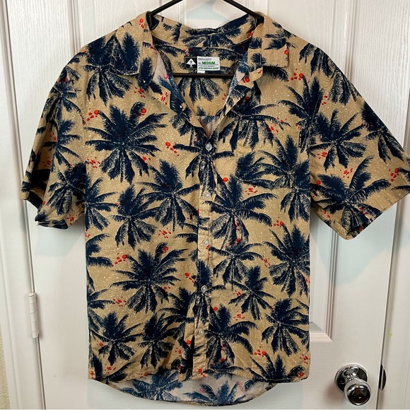 Pre-Owned Lifted Research Group (LRG) Men’s Button Down Hawaiian Shirt, Size M - Picture 1 of 6